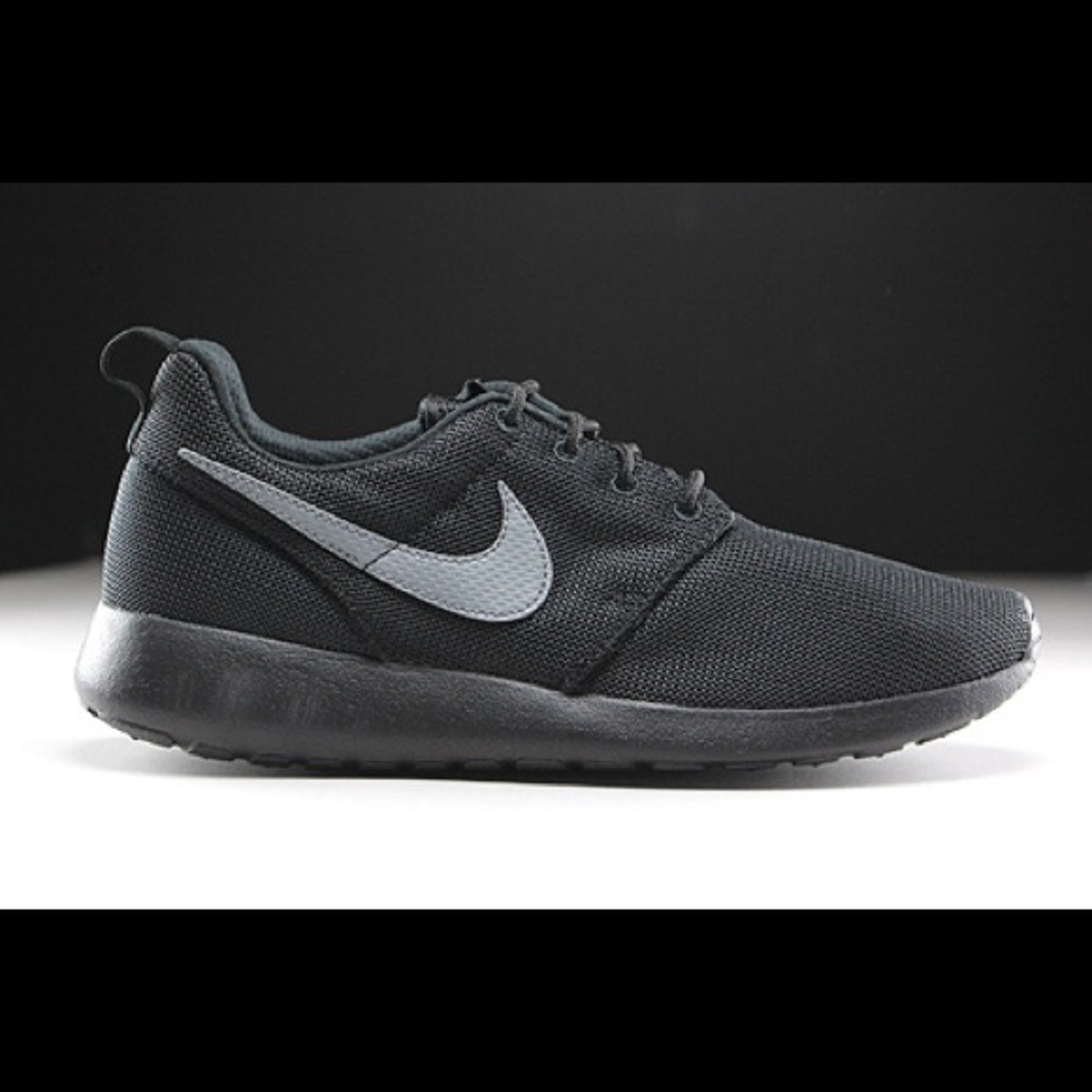 Black Nike Roshe